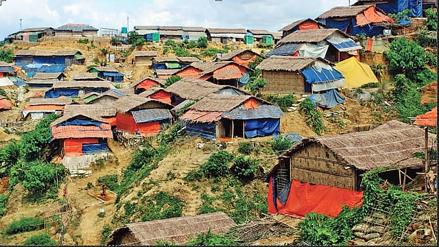 কক্সবাজারের মধুরছড়া আশ্রয়শিবিরে পাহাড়ের ঢালুতে ঝুঁকিপূর্ণ রোহিঙ্গা বসতি। প্রথম আলো
