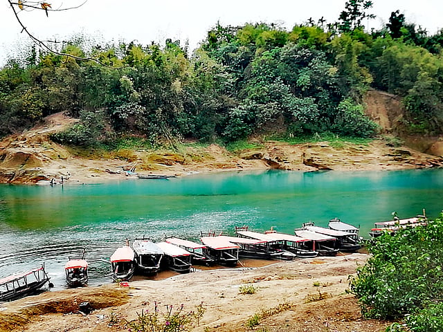 নৌকাগুলোও যেন ছবির মতো সুন্দর। ইঞ্জিনচালিত নৌকায় আছে রঙিন ছাউনি। ছবি: লেখক
