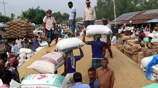 সপ্তাহের ব্যবধানে বগুড়ার মোকামে ধানের দাম বেড়েছে মণপ্রতি ৮০ থেকে ১০০ টাকা।ভালো দাম পেয়ে হাসি ফুটেছে কৃষকের মুখে। ছবিটি গতকাল শুক্রবার সকাল ৭টায় বগুড়ার নন্দীগ্রাম উপজেলার রনবাঘা মোকাম থেকে তোলা। ছবি: সোয়েল রানা