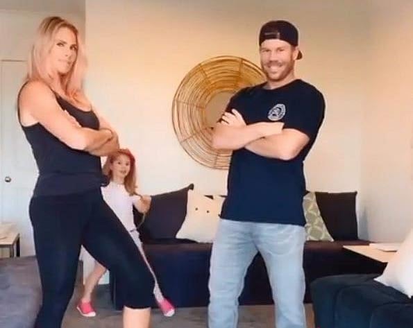 টিকটকে নেচেই যাচ্ছেন ওয়ার্নার। ছবি: সংগৃহীত