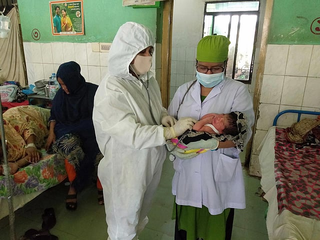 নবজাতক শিশুটির স্বাস্থ্য পরীক্ষা করছেন চিকিৎসক। আজ সোমবার শরীয়তপুর সদর হাসপাতালের প্রসূতি ওয়ার্ডে। ছবি: প্রথম আলো