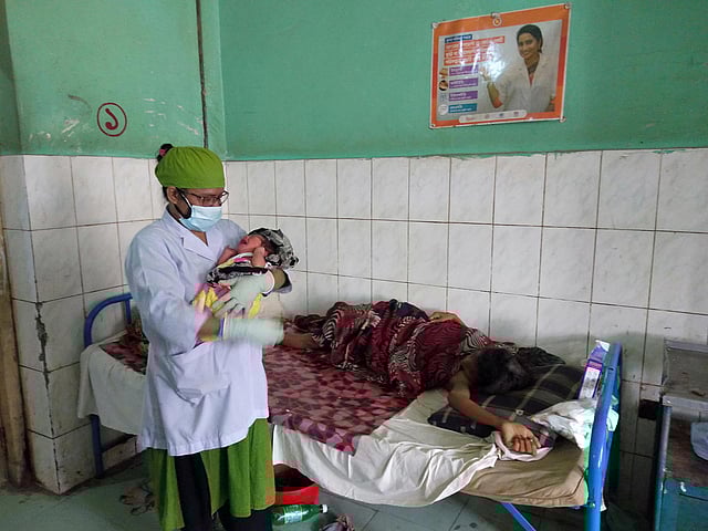 মানসিক ভারসাম্যহীন এক নারী সন্তান প্রসব করেছেন। শিশুটিকে ঘিরে আনন্দিত নার্স ও চিকিৎসকেরা। আজ সোমবার শরীয়তপুর সদর হাসপাতালের প্রসূতি ওয়ার্ডে। ছবি: প্রথম আলো