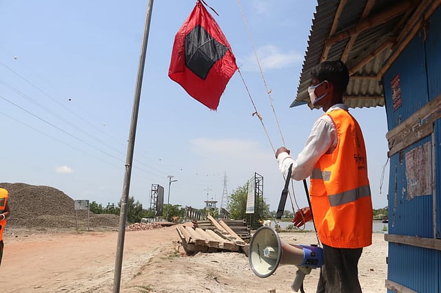 ধেয়ে আসছে ঘূর্ণিঝড় `আম্পান`। পতাকা নেড়ে উপকূলীয় এলাকার লোকজনকে সতর্ক করা হচ্ছে। পানখালী, দাকোপ উপজেলা, খুলনা, ১৮ মে। ছবি: সাদ্দাম হোসেন