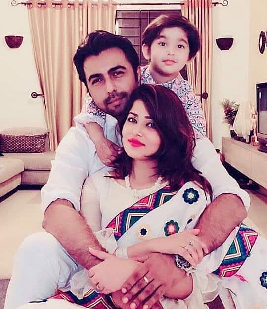 পুরোনো ছবির অ্যালবামে সন্তান নিয়ে অভিনেতা অপূর্ব ও নাজিয়া হাসান অদিতি। ছবি: ফেসবুক থেকে