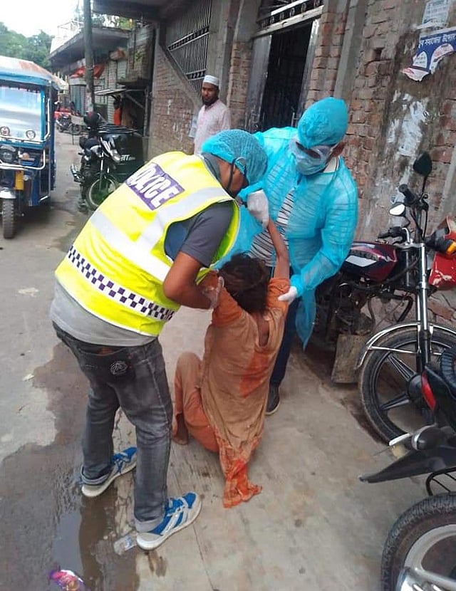 মানসিক ভারসাম্যহীন চায়না প্রসবযন্ত্রণায় কাতরাচ্ছিলেন রাস্তার পাশে। পুলিশ তাঁকে উদ্ধার করে হাসপাতালে নিয়ে যাচ্ছে। গত শনিবার সন্ধ্যায় শরীয়তপুরের নড়িয়ার ভোজেশ্বর বাজারে। ছবি: প্রথম আলো