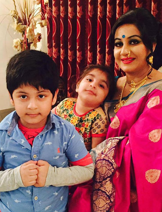 সন্তানদের সঙ্গে শিল্পী। ছবি: সংগৃহীত