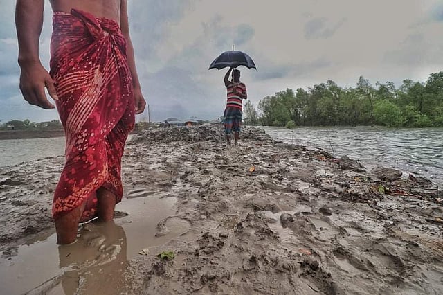 আইলায় ভেঙে যাওয়া বাঁধ আবারো ভাঙার উপক্রম হয়েছে। ৩ নং কয়রা লঞ্চঘাট এলাকা, কয়রা, খুলনা। ছবি : সাদ্দাম হোসেন