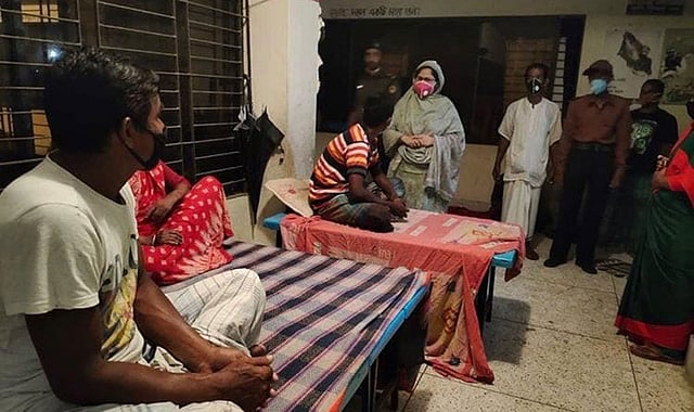 বরিশালের গৌরনদী উপজেলার একটি আশ্রয়কেন্দ্রে গতকাল মঙ্গলবার আশ্রয় নেন অনেকে।ছবি: প্রথম আলো