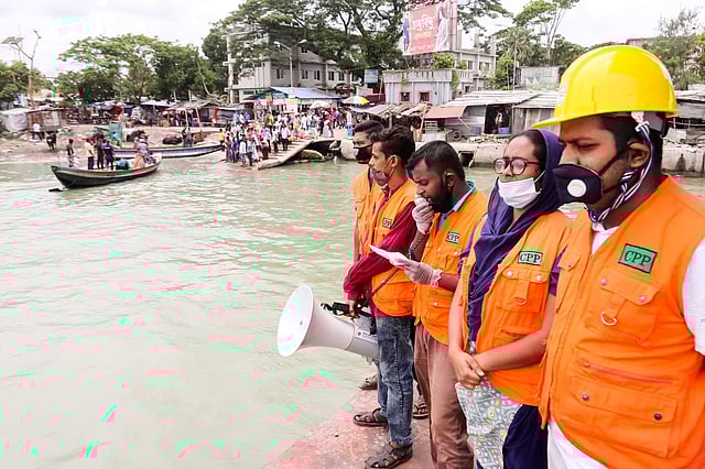 ঘূর্ণিঝড় সম্পর্কে মানুষকে সতর্ক করছেন স্বেচ্ছাসেবকেরা। লঞ্চঘাট এলাকা, বরিশাল নগর। ছবি : সাইয়ান