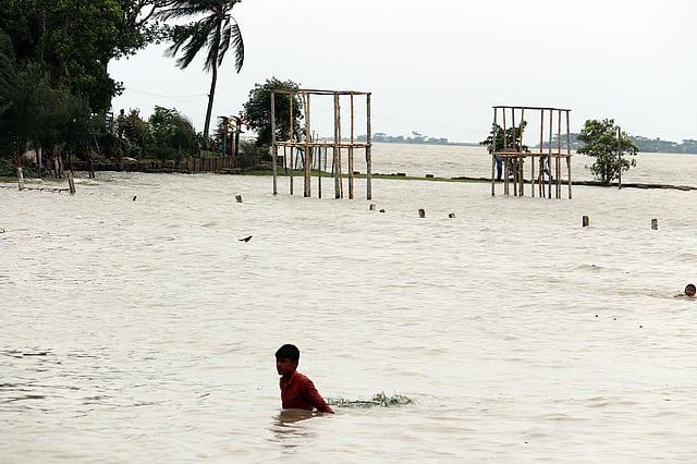 আম্পানের পরের দিনেও ভোলায় জোয়ার বইছে বিপৎসীমার ওপর দিয়ে। বৃহস্পতিবার দুপুরের ভোলা সদর উপজেলার ধনিয়া তুলাতুলি বন্যা নিয়ন্ত্রণ বাঁধ এলাকায়। ছবি: নেয়ামতউল্যাহ