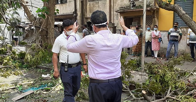 পশ্চিমবঙ্গজুড়ে ছড়িয়ে আছে ঘূর্ণিঝড় আম্পানের আঘাতের ধ্বংসস্তুপ। ছবি: ভাস্কর মুখার্জি