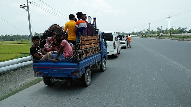 মহাসড়কে গণপরিবহন বন্ধ। তবে ফাঁকা রাস্তায় অনেকে পিকআপ-ভ্যান ও মাইক্রোবাস ভাড়া করে বাড়ি ফেরার চেষ্টা করেন। তাঁদের আটকে দেয় পুলিশ। শনিবার বেলা সাড়ে ১১টা, টাঙ্গাইলের মির্জাপুর বাইপাস, পোস্টকামুরী চড়পাড়া, ঢাকা-টাঙ্গাইল মহাসড়ক। ছবি: সোহেল মোহসীন