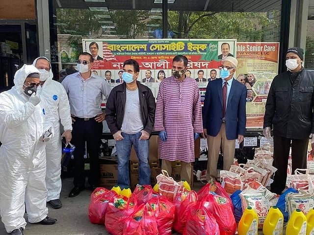 নিউইয়র্কের ব্রঙ্কসের পার্কচেস্টারে দুর্দশাগ্রস্ত প্রবাসী বাংলাদেশিদের মধ্য ইফতার ও ত্রাণসামগ্রী বিতরণ করে বাংলাদেশ সোসাইটির আসন্ন নির্বাচনে প্রতিদ্বন্দ্বিতাকারী নয়ন–আলী পরিষদ। ছবি: এম বি তুষার