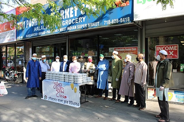 ইফতার মাহফিলে বাংলা ক্লাবের নেতা–কর্মীরা। ছবি: এম বি তুষার