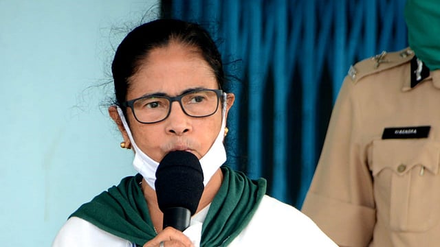 ঘূর্ণিঝড় আম্পানে ক্ষতিগ্রস্ত দক্ষিণ ২৪ পরগণার কাকদ্বীপে আজ সংবাদ সম্মেলনে বক্তব্য দিচ্ছেন মুখ্যমন্ত্রী মমতা বন্দ্যোপাধ্যায়। ছবি: প্রথম আলো