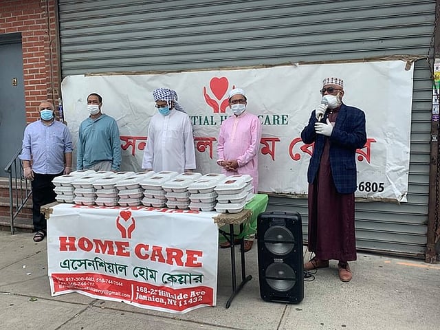 এসেনসিয়াল হোম কেয়ার ব্রঙ্কস শাখার উদ্যোগে রোজাদারদের মধ্য ইফতার বিতরণ করা হয়। ছবি: এম বি তুষার