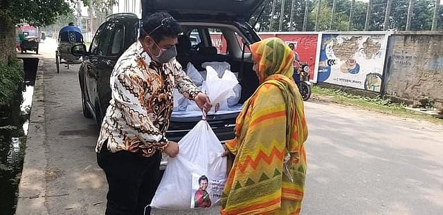 ক্রিকেটার মুশফিকুর রহিমের ডাবল সেঞ্চুরির ঐতিহাসিক সেই ব্যাট নিলামে বিক্রির অর্থ দিয়ে অসহায় পরিবারের জন্য খাদ্য সহায়তা। আজ বগুড়া শহরে। ছবি: সংগৃহীত