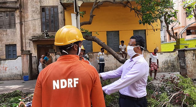 পশ্চিমবঙ্গজুড়ে ছড়িয়ে আছে ঘূর্ণিঝড় আম্পানের আঘাতের ধ্বংসস্তুপ। ছবি: ভাস্কর মুখার্জি