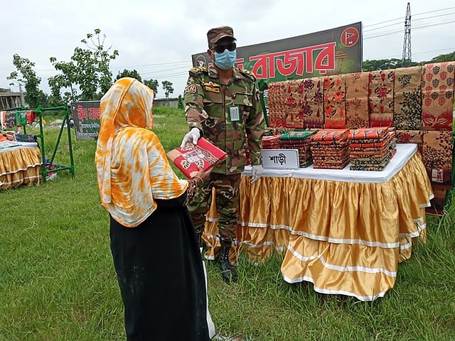 ছিল সব বয়সীদের জন্য নতুন কাপড়। চান্দিনা মহিলা কলেজ মাঠ। ছবি: সংগৃহীত