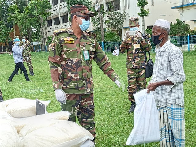 চান্দিনা উপজেলার অসহায় ও দুস্থদের মধ্যে বিনা মূল্যে ঈদসামগ্রী দেওয়া হয়। চান্দিনা মহিলা কলেজ মাঠ। ছবি: সংগৃহীত