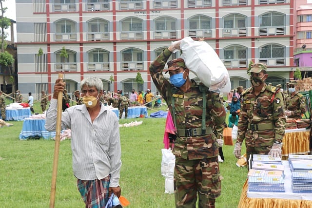 বাজারে আসা বৃদ্ধ, প্রতিবন্ধী, নারী ও শিশুদের বাজার করতে সার্বক্ষণিক সহায়তা করেন সেনাসদস্যরা। চান্দিনা মহিলা কলেজ মাঠ। ছবি: সংগৃহীত