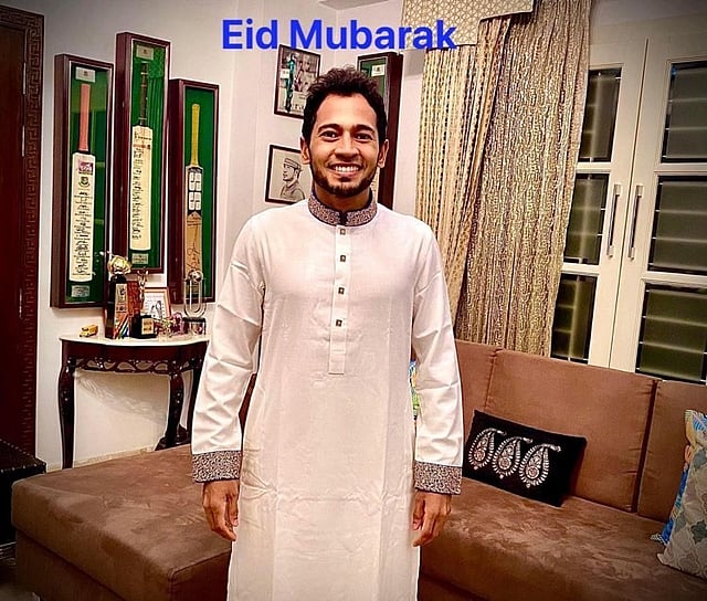 জাতীয় দলের তারকা ব্যাটসম্যান মুশফিকুর রহিম ঈদের শুভেচ্ছা জানিয়ে এ ছবিটি পোস্ট করেন সামাজিক যোগাযোগমাধ্যমে। নিজের ফেসবুক পেজে মুশফিক লিখেছেন, ‘পরিবারের সদস্যদের সঙ্গে সময় কাটানোর জন্য এটি একটি দুর্দান্ত সুযোগ। বাড়িতে থাকুন, সুরক্ষিত থাকুন। ঈদ মোবারক।’ ছবি: মুশফিকের ফেসবুক পেজ