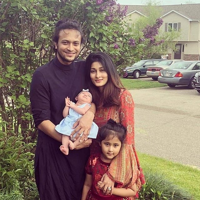 সাকিব আল হাসান এখন পরিবার নিয়ে যুক্তরাষ্ট্রে। পরিবারের নতুন সদস্যসহ এ ছবিটি আজ সামাজিক যোগাযোগমাধ্যমে পোস্ট করে ঈদের শুভেচ্ছা জানিয়েছেন এই তারকা অলরাউন্ডার। নিজের ফেসবুক পেজে সাকিব লিখেছেন, ‘আমাদের পক্ষ থেকে ঈদ মোবারক। নিরাপদ থাকুন।’ ছবি: সাকিব আল হাসানের ফেসবুক পেজ।