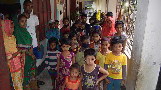 ঘূর্ণিঝড় আম্পান ধেয়ে আসছে উপকূলের দিকে। পরিবারের সঙ্গে আশ্রয়কেন্দ্রে এসেছে শিশুরাও। ২০ মে বরগুনা সদরের পোটকাখালীর একটি আশ্রয়কেন্দ্রে। ছবি: প্রথম আলো