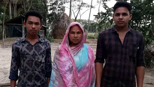 শাহ আলম মীরের স্ত্রী ও দুই সন্তান। ছবি: প্রথম আলো
