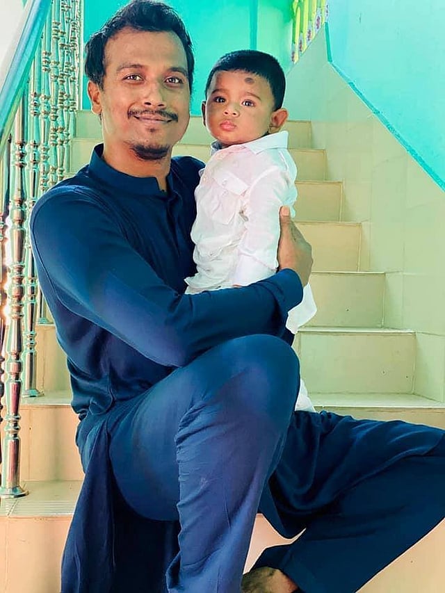 জাতীয় দলের পেসার রুবেল হোসেন স্বাস্থ্যবিধি মেনে ঈদ উদযাপন করতে বললেন। পরিবারের সঙ্গে থাকতে বললেন ঘরে। ফেসবুকে আজ সন্তানের সঙ্গে এ ছবিটি পোস্ট করেন তিনি। ছবি: রুবেল হোসেনের ফেসবুক পেজ