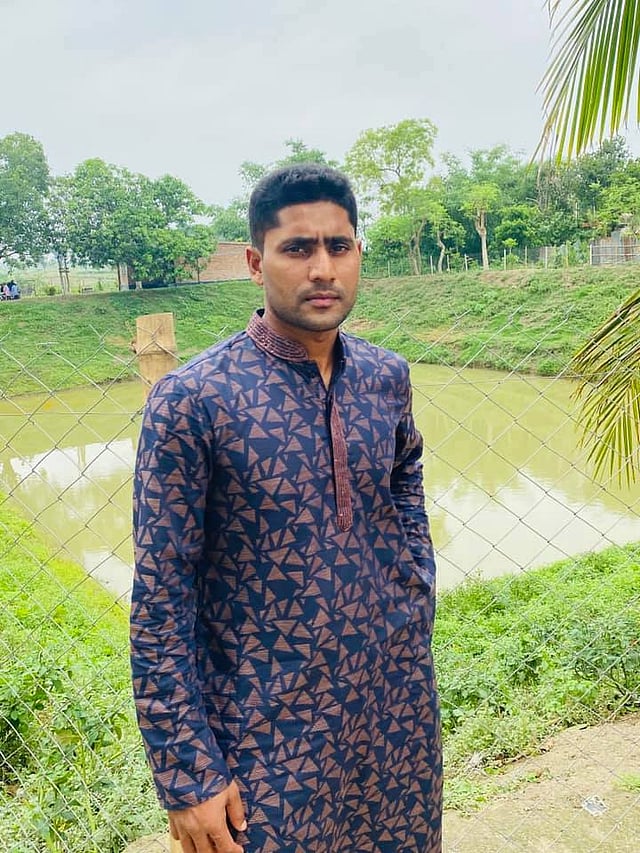 জাতীয় দলের বাইরে থাকা ওপেনার ইমরুল কায়েস ঈদের শুভেচ্ছা জানিয়ে এ ছবিটি পোস্ট করেন তাঁর ফেসবুক পেজে। ইমরুল লিখেছেন, ‘সবাইকে ঈদ মোবারক।’