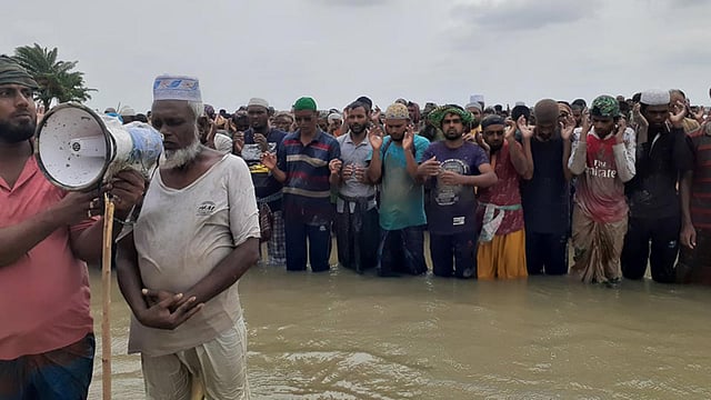 হাঁটুপানিতে দাঁড়িয়ে ঈদের নামাজ আদায়। সোমবার বেলা ১১টা, ২ নম্বর কয়রা গ্রাম, কয়রা, খুলনা। ছবি: প্রথম আলো