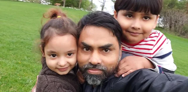 সন্তানদের সঙ্গে পিতা। ছবি: সোহেল রানা