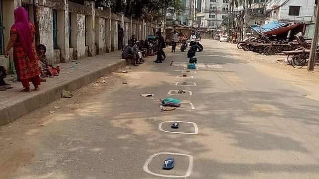 এভাবে নয়, দূরত্ব মানতে হবে ঠিক ভাবে। ছবি: লেখক