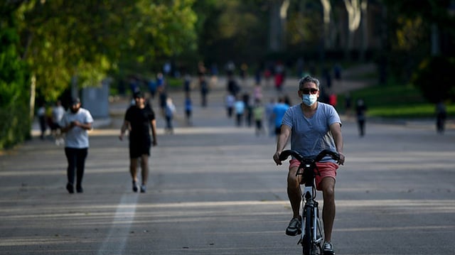 স্পেনের মাদ্রিদে পার্কে যেতে শুরু করেছে লোকজন। ছবি: এএফপি