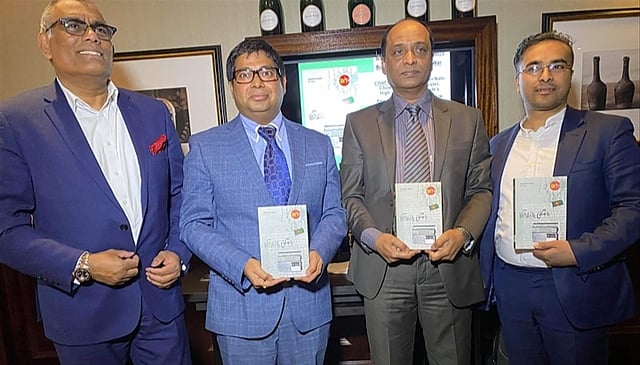 ‘মুক্তিযুদ্ধে রেডিও’ বইটির মোড়ক উন্মোচন করেন যুক্তরাজ্যে বাংলাদেশ হাইকমিশনের প্রেসমিনিস্টার আশিকুন নবী চৌধুরী। বইটির লেখকদের মধ্যে ভারতীয় গবেষক প্রিয়জিৎ দেবসরকার এবং বাংলাদেশি লেখক ইসলাম খান এ সময় উপস্থিতি ছিলেন। ছবি: মুক্ত আসর