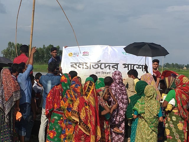 বন্যার্ত মানুষের পাশে মুক্ত আসর।