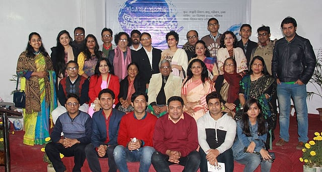 বাংলা ভাষায় প্রথম ১০০ শব্দের গল্প সংকলন ‘শত কথার শত গল্প’। এই সংকলনের সেরা লেখকদের নিয়ে সেরা লেখক পুরস্কার প্রদান অনুষ্ঠান। ছবি : মুক্ত আসর
