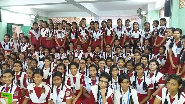 বাংলাদেশকে জানো অনুষ্ঠানের পর শিক্ষার্থীরা। ছবি : মুক্ত আসর