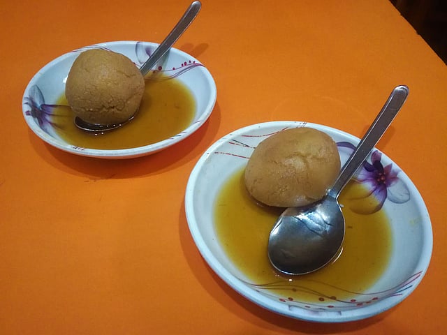 ভোলায় খাওয়া গুড়ের রসগোল্লা। ছবি: লেখক