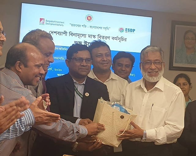 বিনা মূল্যে মাস্ক বিতরণের উদ্বোধনী অনুষ্ঠানে বাংলাদেশ বিনিয়োগ উন্নয়ন কর্তৃপক্ষের (বিডা) নির্বাহী চেয়ারম্যান সিরাজুল ইসলাম, এলা মাস্কের উদ্যোক্তা মামুনুর রহমানসহ অন্যান্যরা। ছবি সংগৃহীত