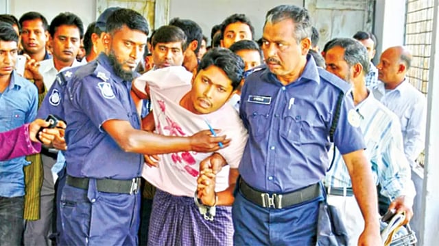 ২০১৫ সালে নির্যাতিত অবস্থায় সাংবাদিক মিজানুরকে আদালতে হাজির করার সময়ের ছবি। ফাইল ফটো: প্রথম আলো