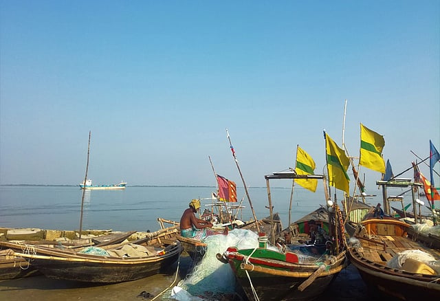 মেঘনা নদীর তীরের জীবন। ছবি: লেখক