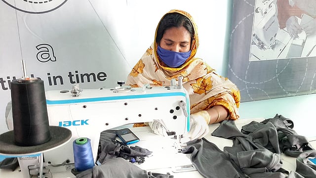 কারখানায় এক নারীকর্মী মাস্ক তৈরি করছেন। ছবি: মানসুরা হোসাইন