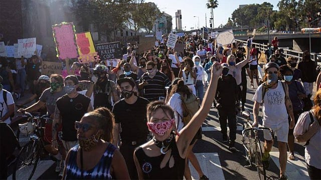 জর্জ ফ্লয়েড হত্যাকাণ্ডের প্রতিবাদে বিক্ষোভে অংশ নিয়েছে শ্বেতাঙ্গ–কৃষ্ণাঙ্গেরা। ছবি: ইন্টারনেট
