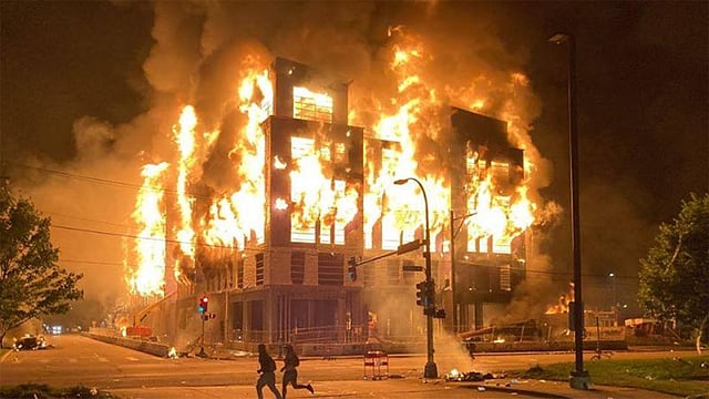 ২৭ মে দিবাগত মধ্যরাত থেকে জ্বলছে মিনোপোলিস। ছবি: ইন্টারনেট