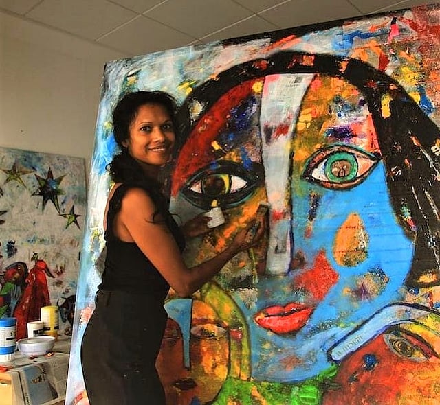 স্টুডিওতে ছবি আঁকছেন শেফালী। ছবি: শেফালী রনটির ফেসবুক পেজ