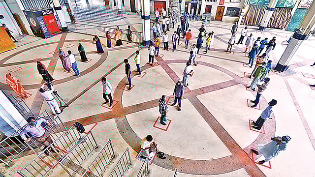 সামাজিক দূরত্ব বজায় রাখা নিশ্চিত করতে টিকিটের সারিতে ‘বক্স’ চিহ্ন এঁকেছে রেলওয়ে কর্তৃপক্ষ। সকাল থেকেই সেখানে দাঁড়িয়ে অপেক্ষা করছেন টিকিটপ্রত্যাশীরা। দুপুরে জানানো হয় সংক্রমণ এড়াতে সব টিকিটই অনলাইনে বিক্রি হবে। গতকাল বেলা একটার দিকে রাজধানীর কমলাপুর রেলওয়ে স্টেশনে। ছবি: দীপু মালাকার