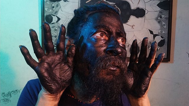 সুনামগঞ্জের দিরাইয়ে দুর্বৃত্তরা আগুন লাগিয়ে দেয় বাউল রণেশ ঠাকুরের বাড়িতে। গতকাল শনিবার এর প্রতিবাদে প্রবাসী বাংলাদেশিরা অনলাইনে `বাউল সংহতি` ব্যানারে গানের অনুষ্ঠান করেন। এতে জলের গানের সংগীতশিল্পী রাহুল আনন্দ মুখে কালি মেখে ঘটনার অভিনব প্রতিবাদ জানান। ছবি : সংগৃহীত