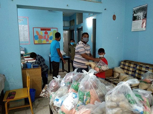 কোভিডকালে ৪২৬ জন শিক্ষার্থীর পরিবারকে নিয়মিত রসদ দিয়েছে স্কুল, ঈদে দিয়েছে বিশেষ রসদ। ছবি: আলোক শিক্ষালয়ের ফেসবুক পাতা থেকে সংগৃহীত